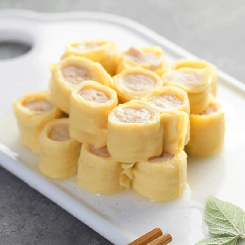 恒一猪肉蛋卷切面特写，展示厚实蛋皮与鲜嫩猪肉馅的层次细节