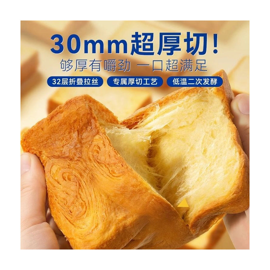 双手撕开厚切吐司展示内部拉丝纹理的特写，图片上方印有“30mm 超厚切”等中文卖点文字。