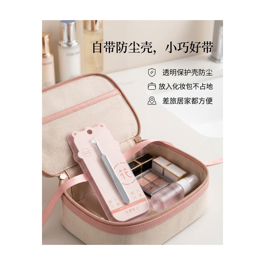 挖耳勺放入化妆包场景图，配有中文卖点说明文字。