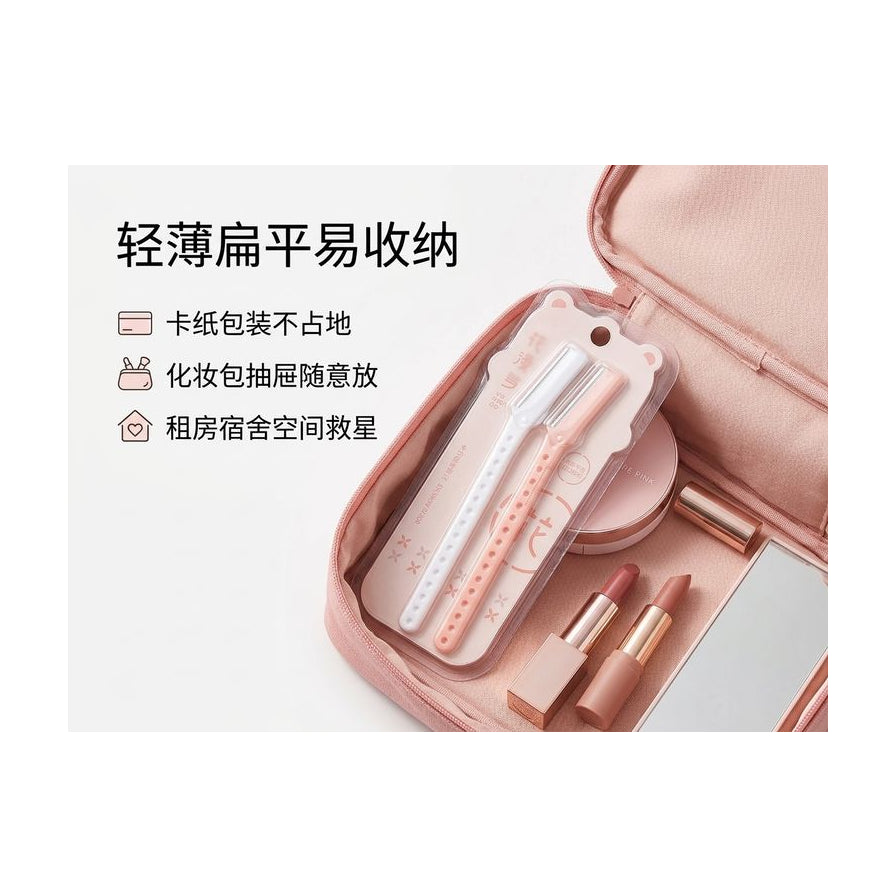 修眉刀放入化妆包场景图，配有轻薄易收纳等中文卖点说明文字。