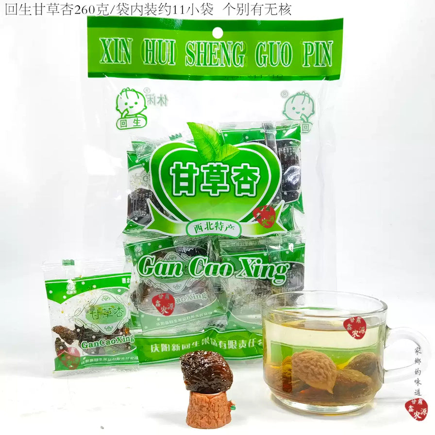 回生甘草杏独立小包装与大袋包装，旁边配有一杯泡有杏肉的清茶，展示解腻食用场景。