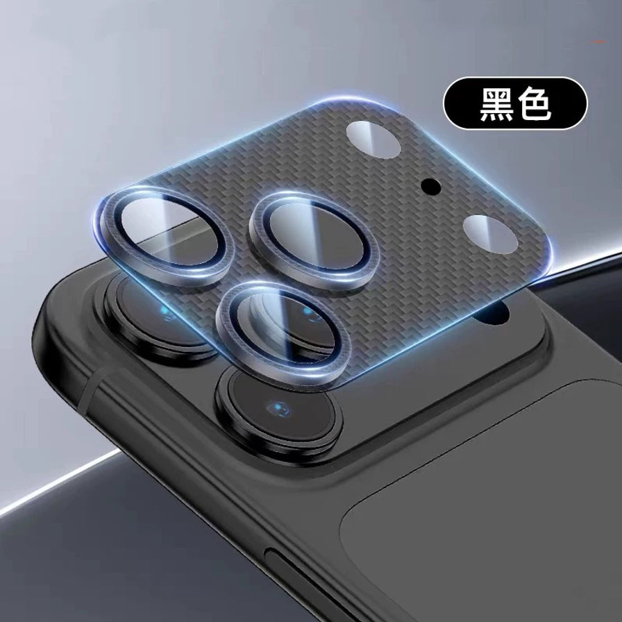 黑色款 iPhone 17 镜头保护膜，右上角带有黑色文字标识，展示深色碳纤维纹理底座。