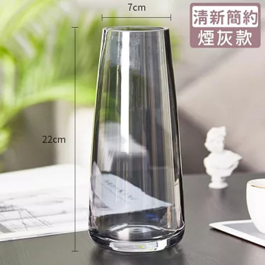 桌面上的烟灰色玻璃花瓶，带有高度22cm和瓶口直径7cm的尺寸标注，背景有简约装饰。