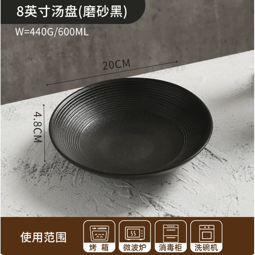日式8英寸磨砂黑汤盘的产品详情图，包含尺寸20cm、高度4.8cm、容量600ml及适用范围图标（烤箱、微波炉、消毒柜、洗碗机）。