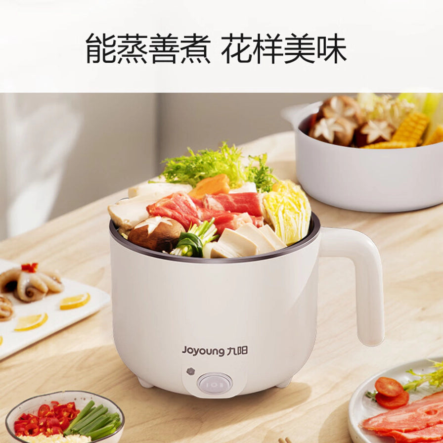 九阳电热锅正在煮火锅的场景图，锅内装满肉片、香菇和蔬菜，上方有“能蒸善煮 花样美味”字样。