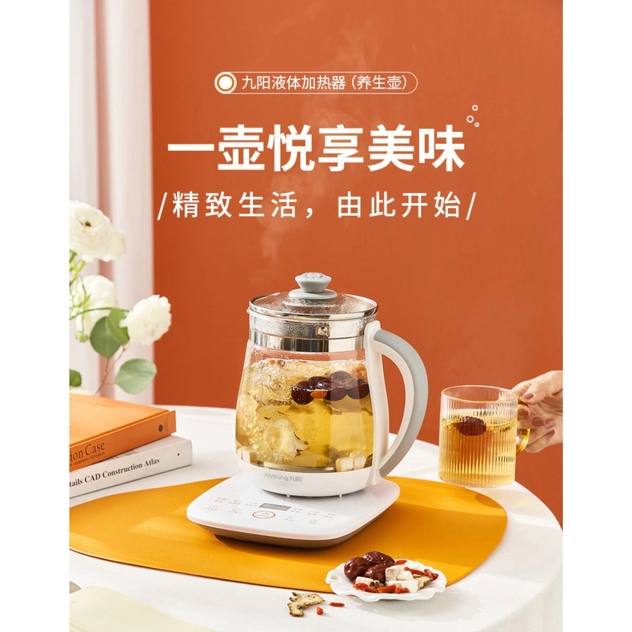 九阳养生壶放置在温馨的居家餐桌上，背景为暖色调，配有“一壶悦享美味”中文标题，展示生活化使用场景。