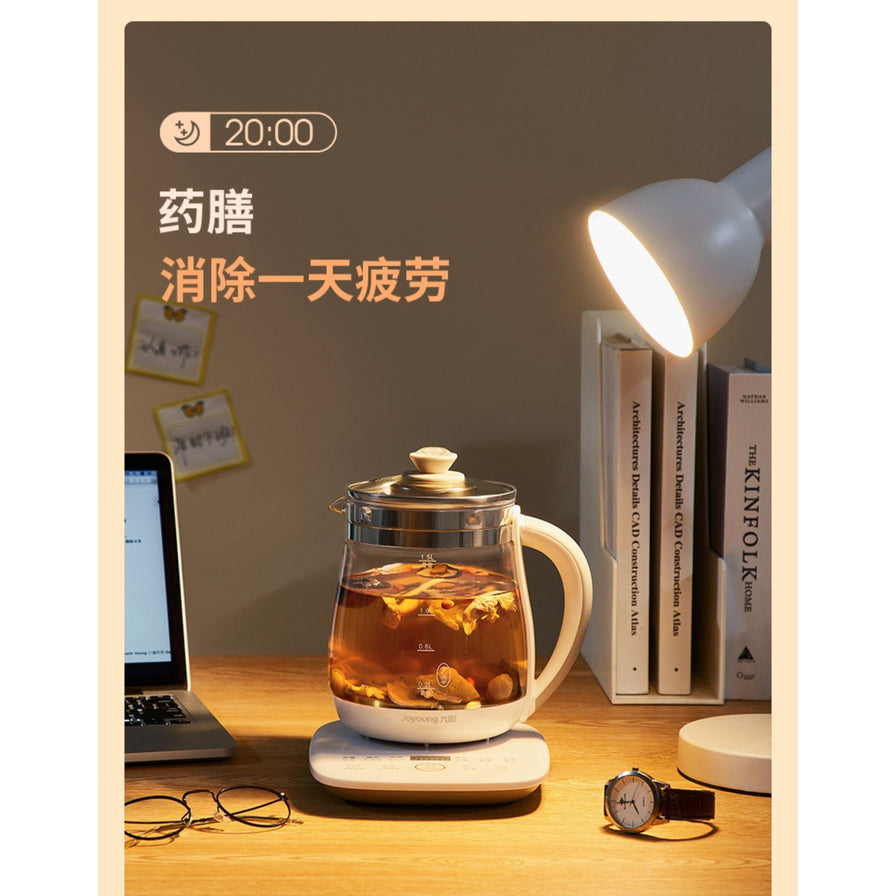 夜晚书桌场景下的九阳养生壶，旁边有台灯、书籍和电脑，配有“药膳消除一天疲劳”中文文案，突出宿舍或办公室使用。