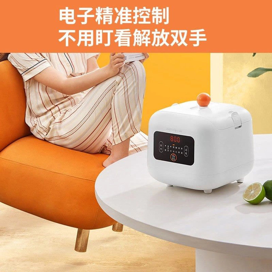 在温馨的居家场景中，九阳智能电饭煲放置在白色圆桌上，背景有一位坐在橙色沙发上的女性，上方配有电子精准控制的文字。
