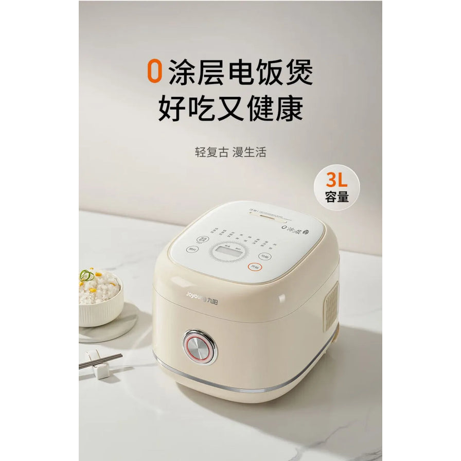 九阳 0 涂层电饭煲俯视图，展示顶部控制面板，背景配有米饭，上方文字强调好吃又健康。