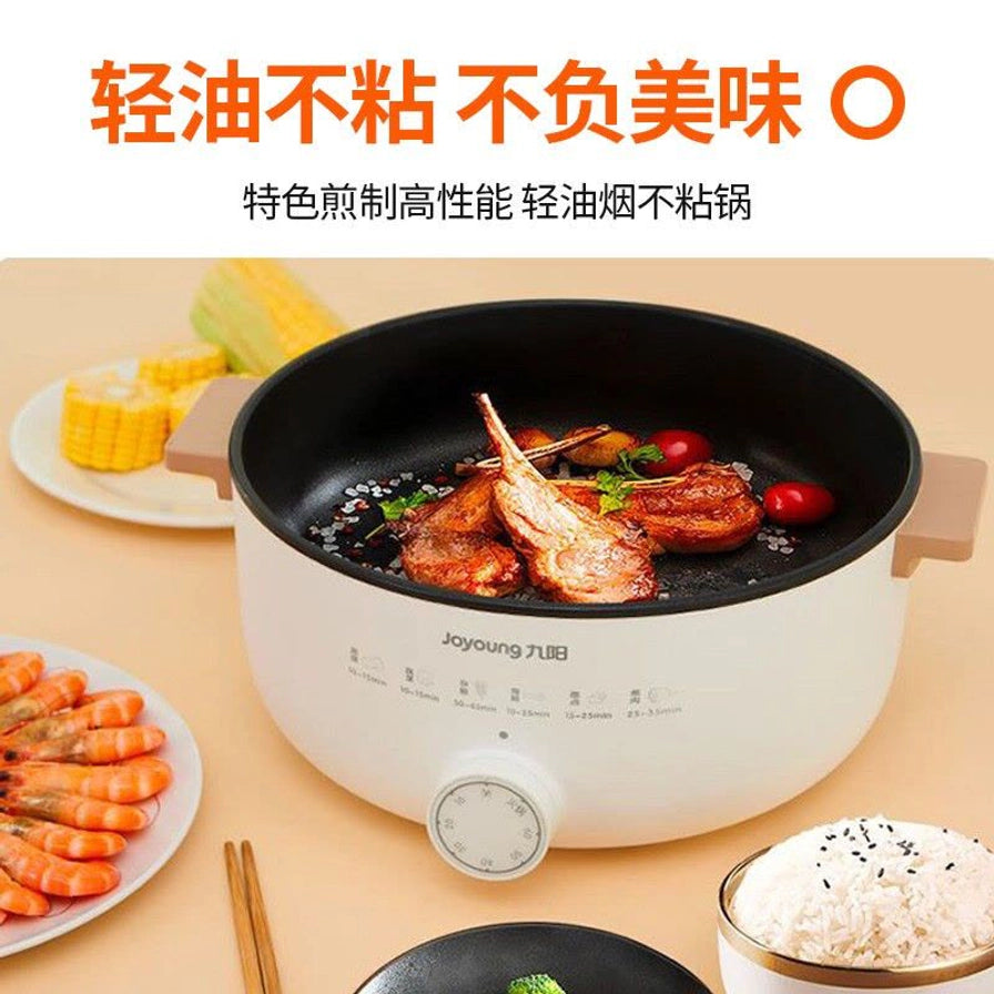 九阳电蒸锅底座作为不粘锅使用的场景图，锅内正在煎制羊排，展示其轻油不粘的烹饪效果。