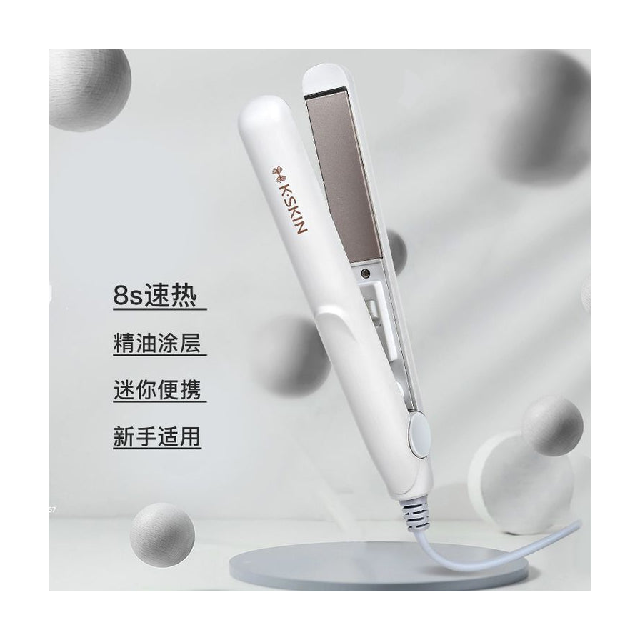 K - SKIN 金稻迷你发型棒置于展示架上，背景含中文卖点文字说明速热与便携特性。