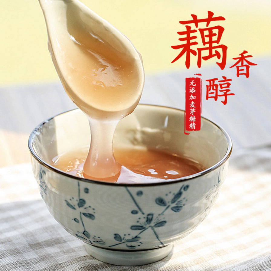 用勺子舀起冲泡好的凯欣藕粉，展示其粘稠透明的胶质感，背景配有藕香醇、无添加麦芽糖精的文字。