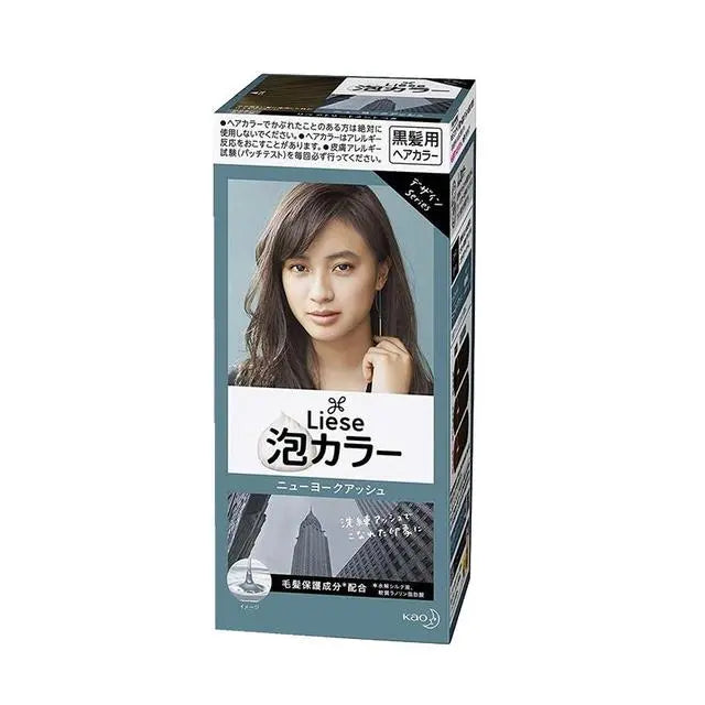 花王 Liese 泡沫染发剂纽约冷灰色包装盒，展示模特染后 New York Ash 发色效果及城市背景图。