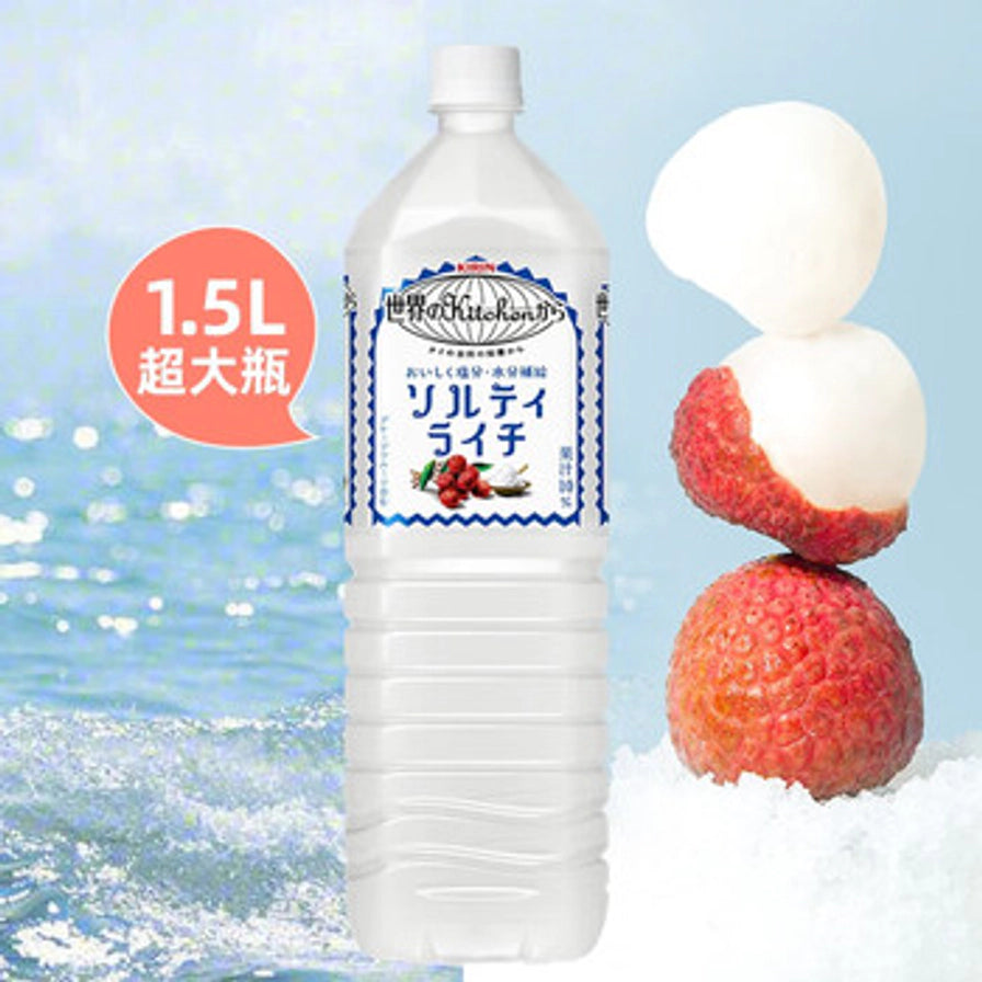 日本麒麟荔枝海盐饮料1.5L瓶装，背景为海浪和冰块，右侧有新鲜荔枝果肉，左侧带有1.5L超大瓶中文标签。