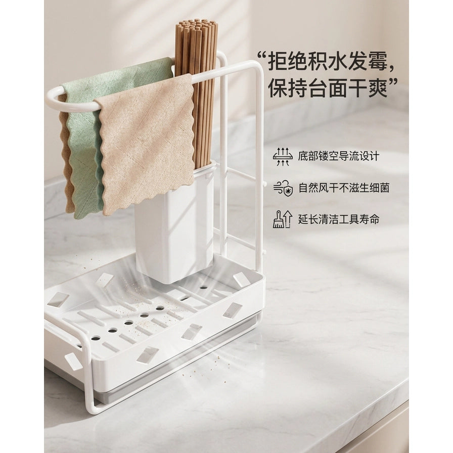 白色沥水架置于大理石台面上，展示底部镂空导流设计，右侧叠加中文卖点说明文字。