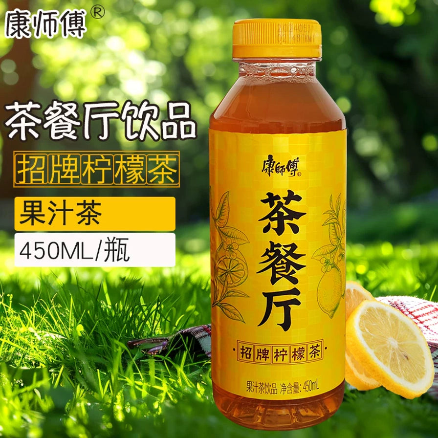 康师傅茶餐厅柠檬茶在草地背景下的实拍图，旁边配有切片柠檬，左侧带有商品名称和规格文字。