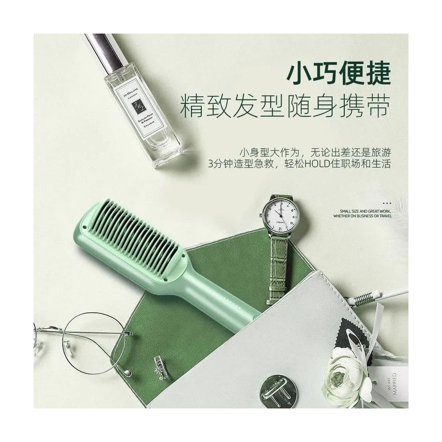 绿色直发梳平放在桌面上，周围有香水、手表和眼镜，配有中文便携卖点文案。