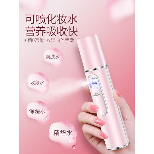 手持 Kskin 蒸脸仪使用场景图，背景包含中文卖点文案及适用液体类型说明气泡。