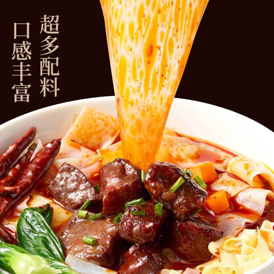 拉面范安徽板面细节特写，展示丰富的牛肉块、配料和宽面，左侧有超多配料口感丰富文字。