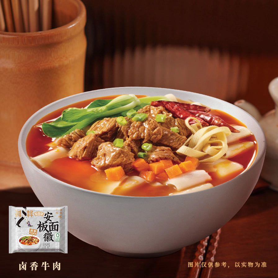一碗煮好的拉面范安徽板面，配有牛肉块、青菜、辣椒和豆皮，左下角有卤香牛肉字样及单包包装图。
