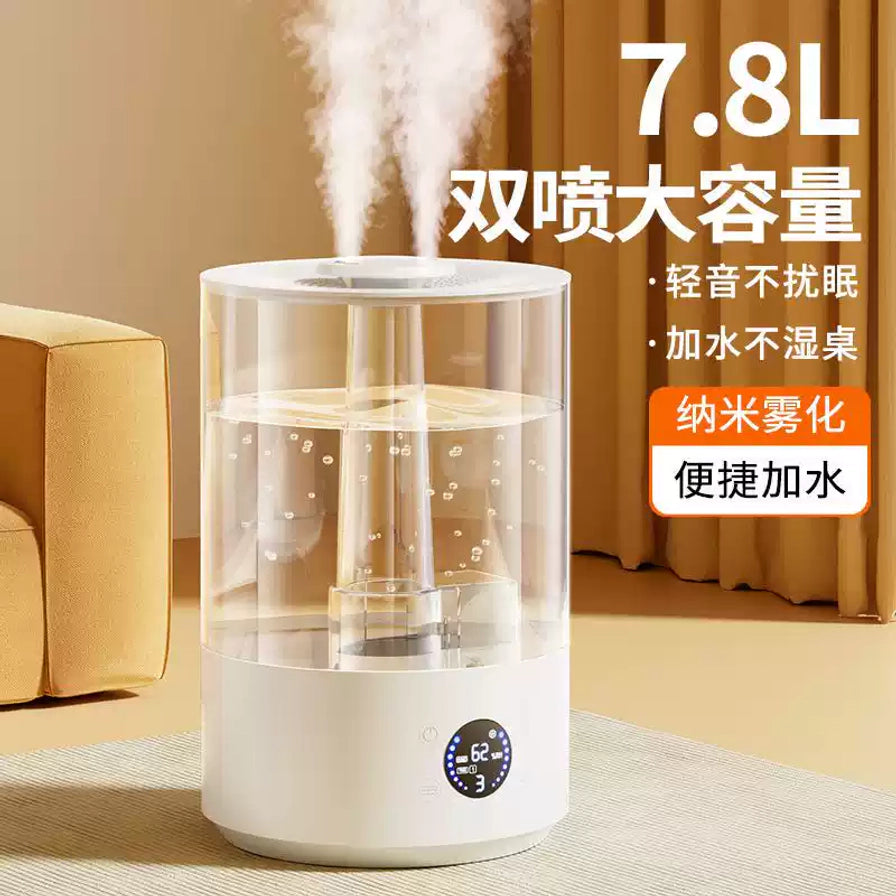 室内场景中的7.8L大容量加湿器，双喷头正在向上喷发水雾，背景带有中文卖点文字说明。