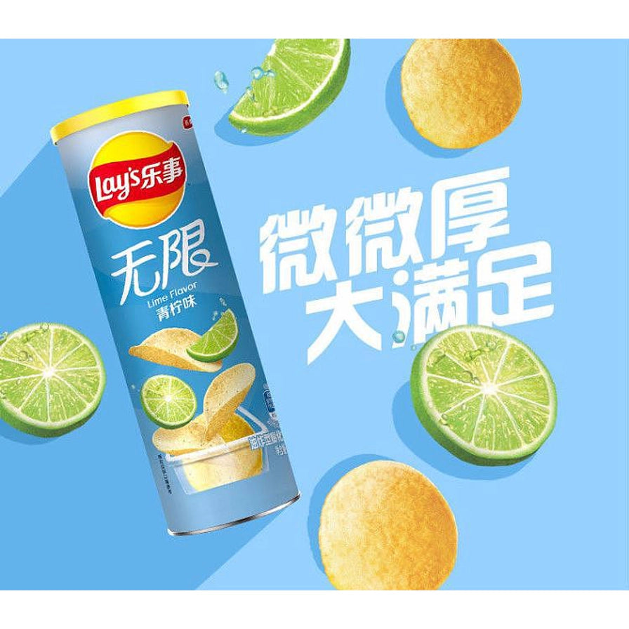 乐事无限青柠味桶装薯片，蓝色背景配以青柠切片和薯片元素，带有“微微厚大满足”白色艺术字。