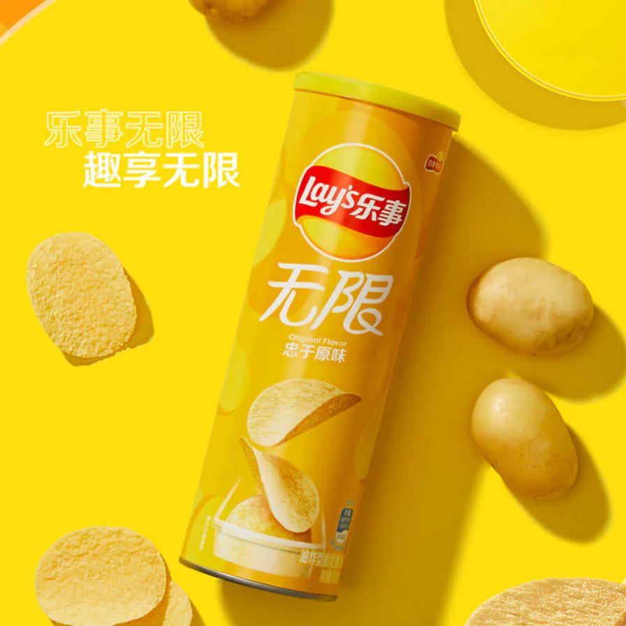 乐事无限忠于原味桶装薯片，黄色背景，周围散落着新鲜土豆和薯片。