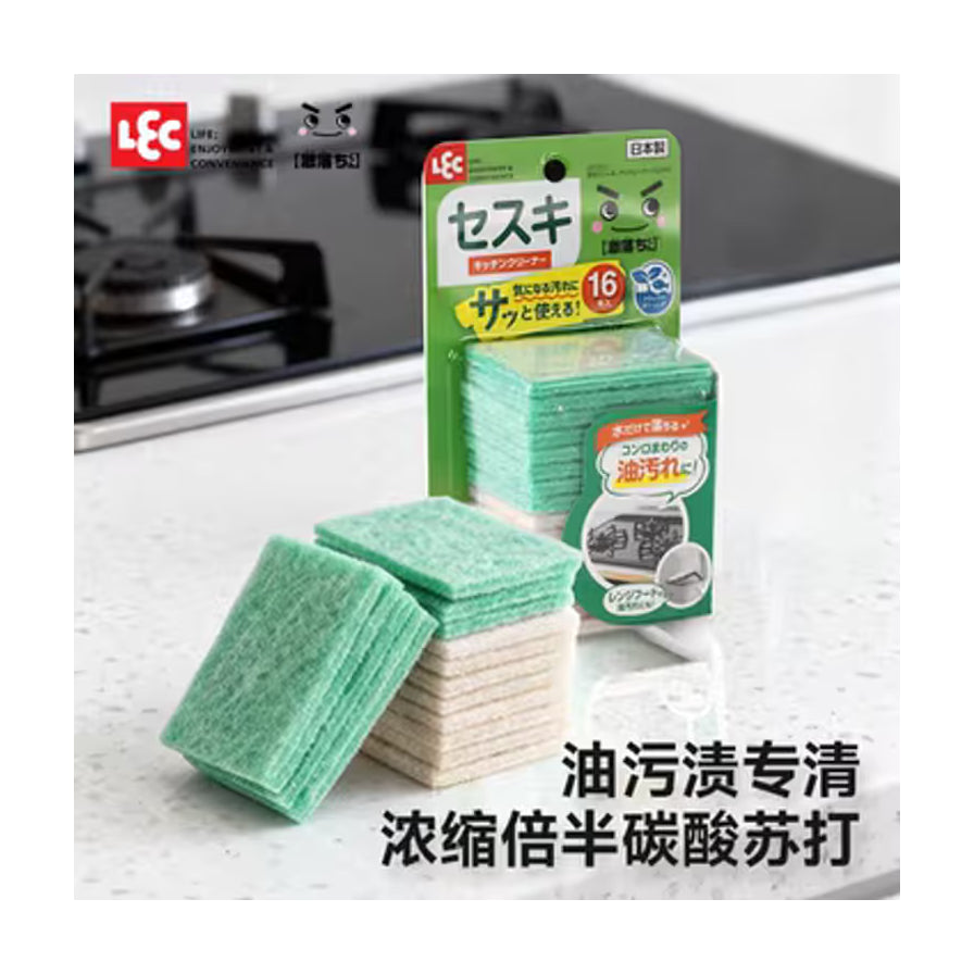 在厨房灶台背景下展示的LEC去污海绵擦，前景为散落的绿色和米色双面海绵，配有中文卖点文字“油污渍专清 浓缩倍半碳酸苏打”。