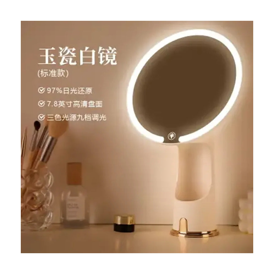 暖光环境下展示的 LED 化妆镜，配有中文卖点文字说明。