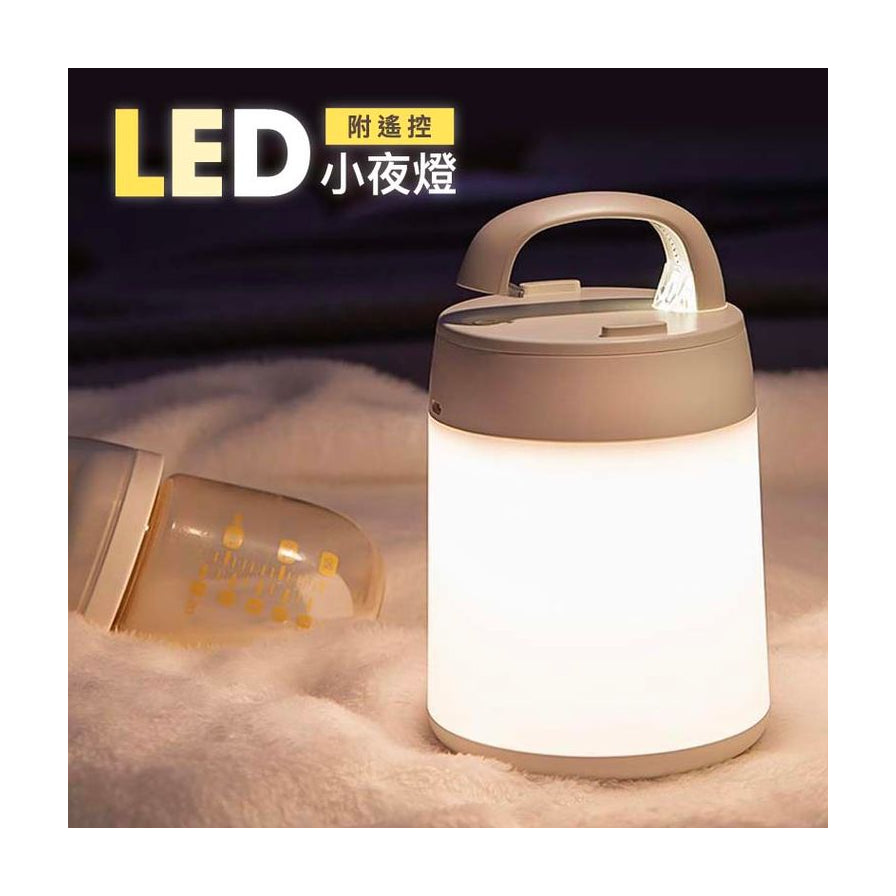 放置在柔软毯子上的手提小夜灯，背景带有LED小夜灯字样，旁边放着一个奶瓶，展示其哺乳灯用途。