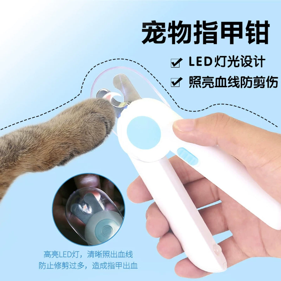 蓝白色宠物指甲钳夹住猫爪指甲的示意图，画面带有“宠物指甲钳”“LED灯光设计”“照亮血线防剪伤”等中文说明