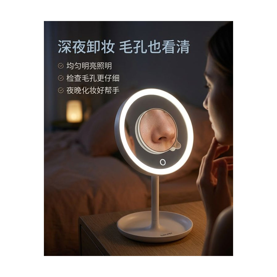 夜间卧室场景下使用 LED 美妆镜，镜面放大毛孔细节，配有中文卖点文案。