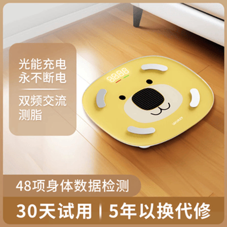 黄色小熊光能体重秤在木地板上的使用场景图，配有光能充电卖点文字。