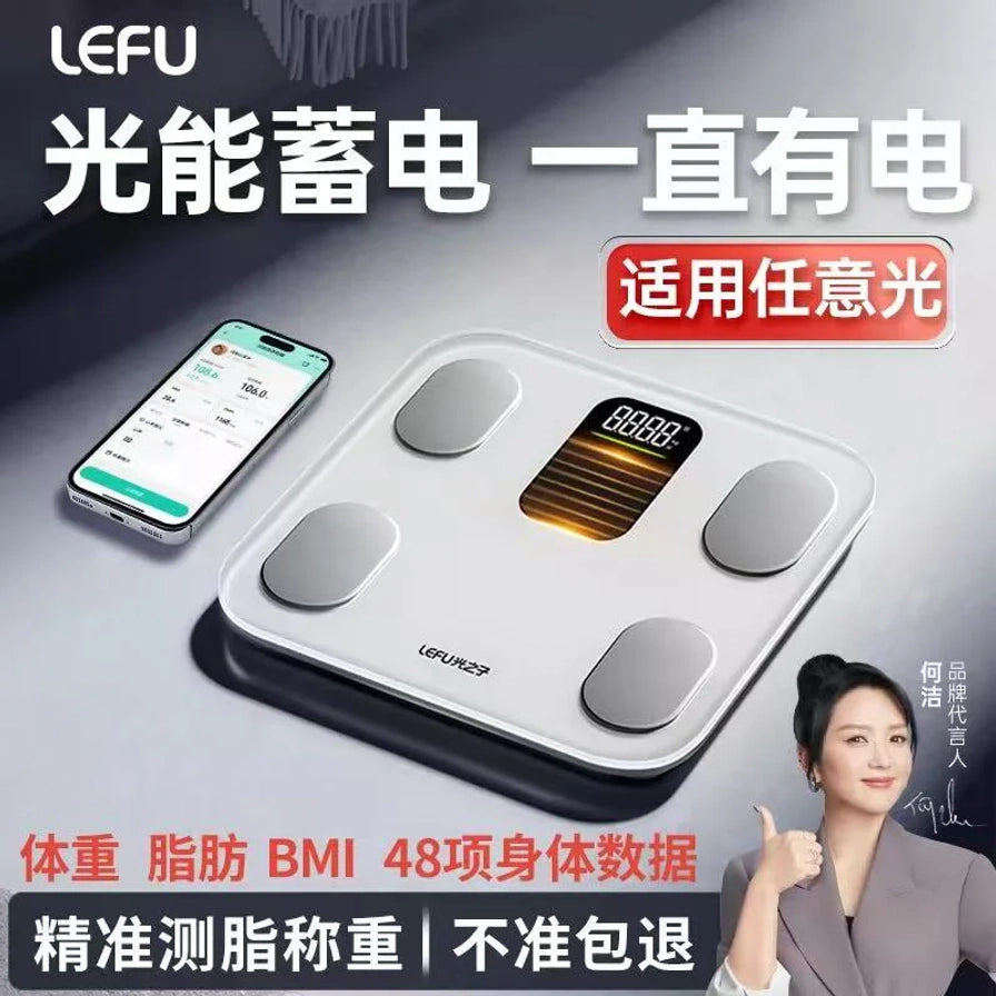 乐福LEFU光能体脂称斜侧面展示图，背景显示手机APP同步界面，海报文字标注光能蓄电、48项身体数据监测及适用任意光源。