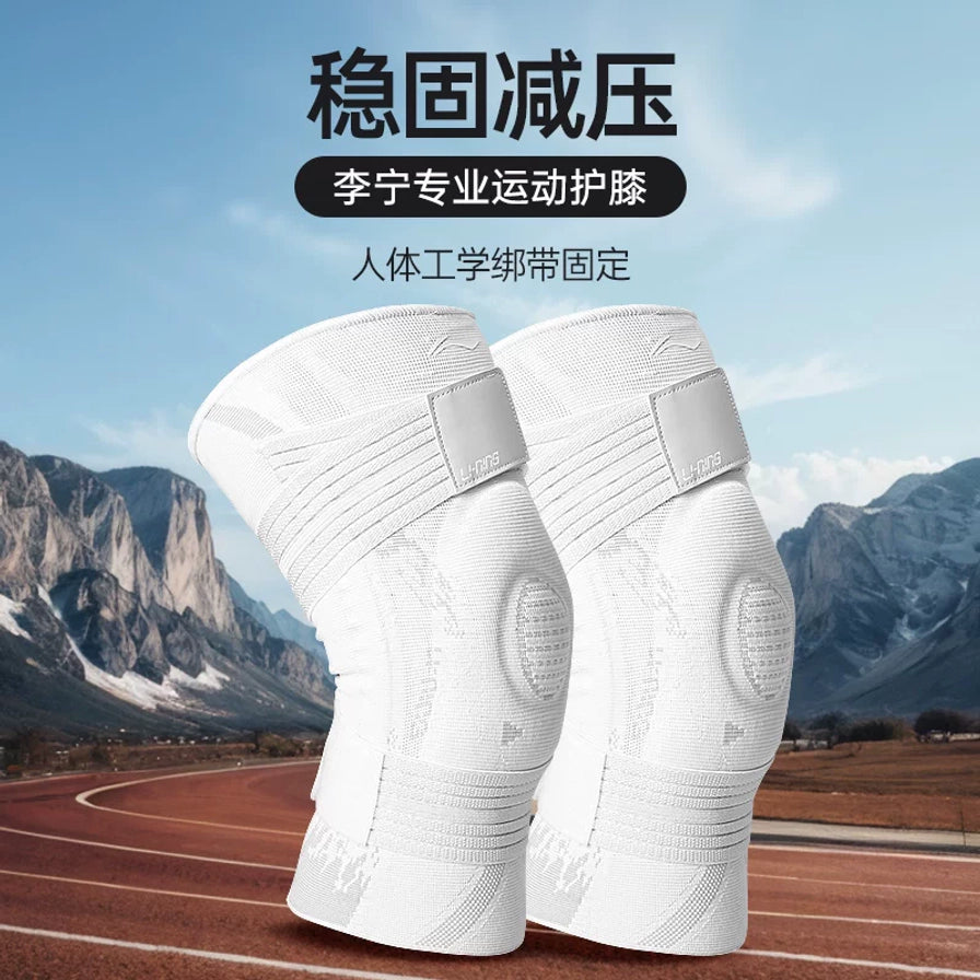 李宁专业运动护膝在户外跑道背景下的展示，上方带有稳固减压、人体工学绑带固定等中文卖点文字。