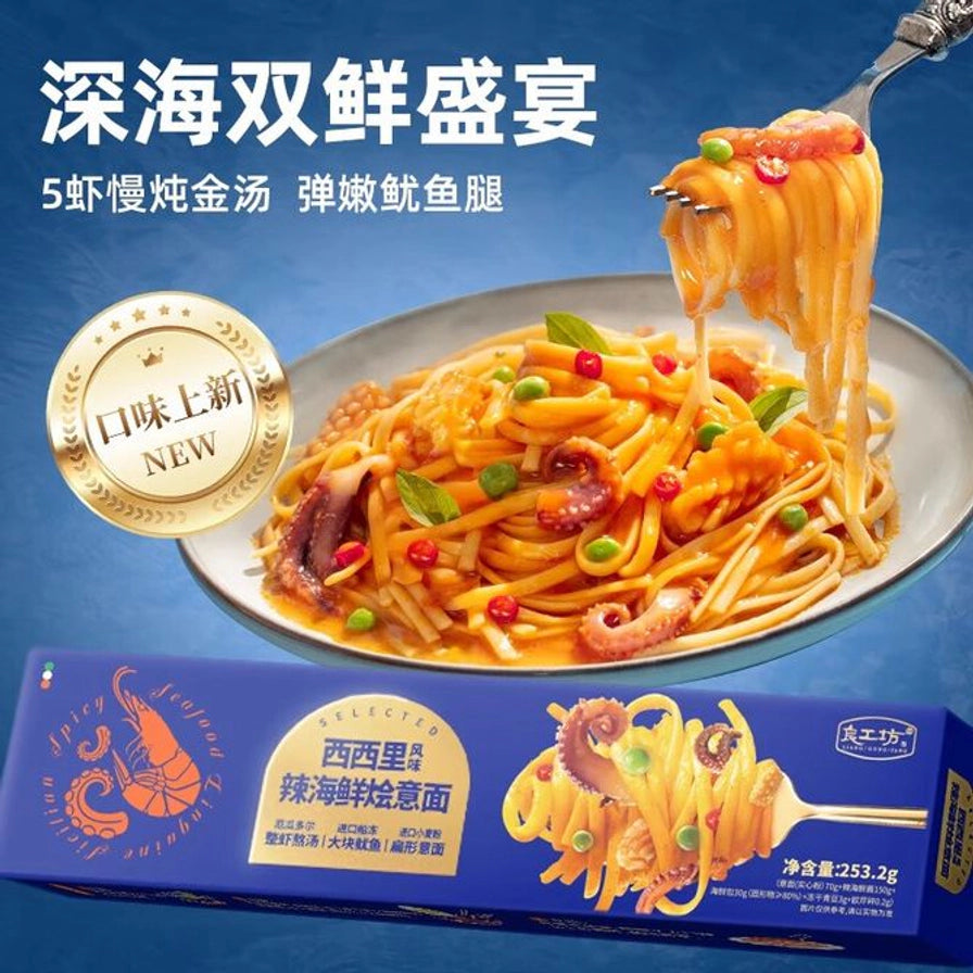 良工坊西西里风味辣海鲜烩意面海报，上方文字为深海双鲜盛宴，展示叉子卷起意面的特写、成品盘装图以及蓝色商品包装盒。