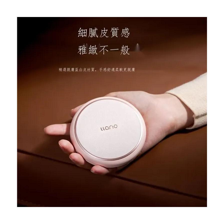 手持 Liano 化妆镜闭合状态，展示细腻柔皮纹理质感，背景含中文卖点文案。