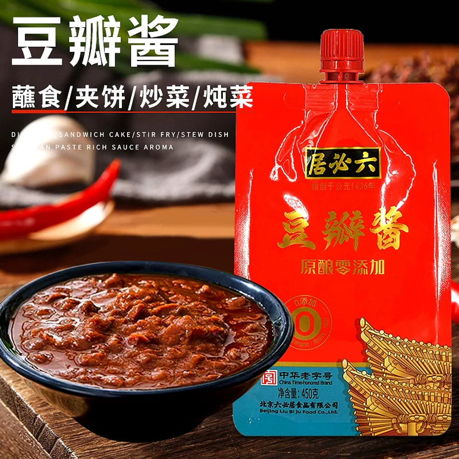六必居豆瓣酱展示图，包含红色袋装产品及一碗盛出的浓郁豆瓣酱，背景配有蘸食、炒菜等用途说明文字。