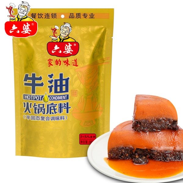 六婆火锅底料包装展示，背景含中文卖点文字说明