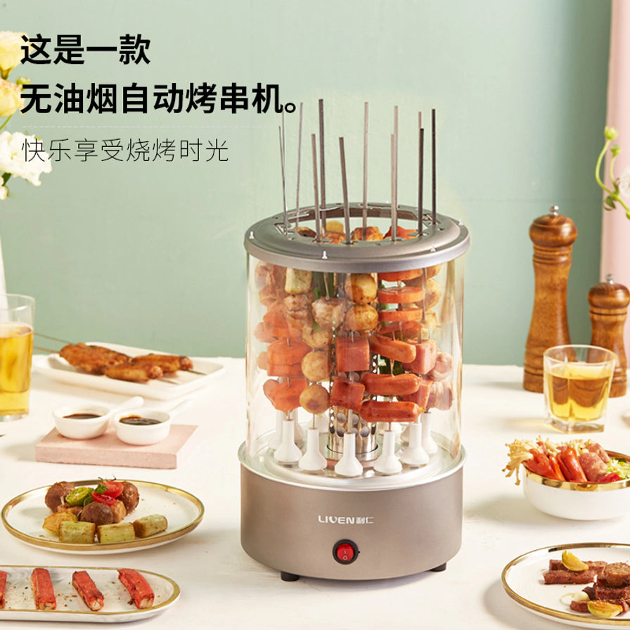 利仁无油烟自动烤串机在餐桌上的使用场景，周围摆放着烤好的肉串、香肠、蔬菜和饮品，左上角带有说明文字。