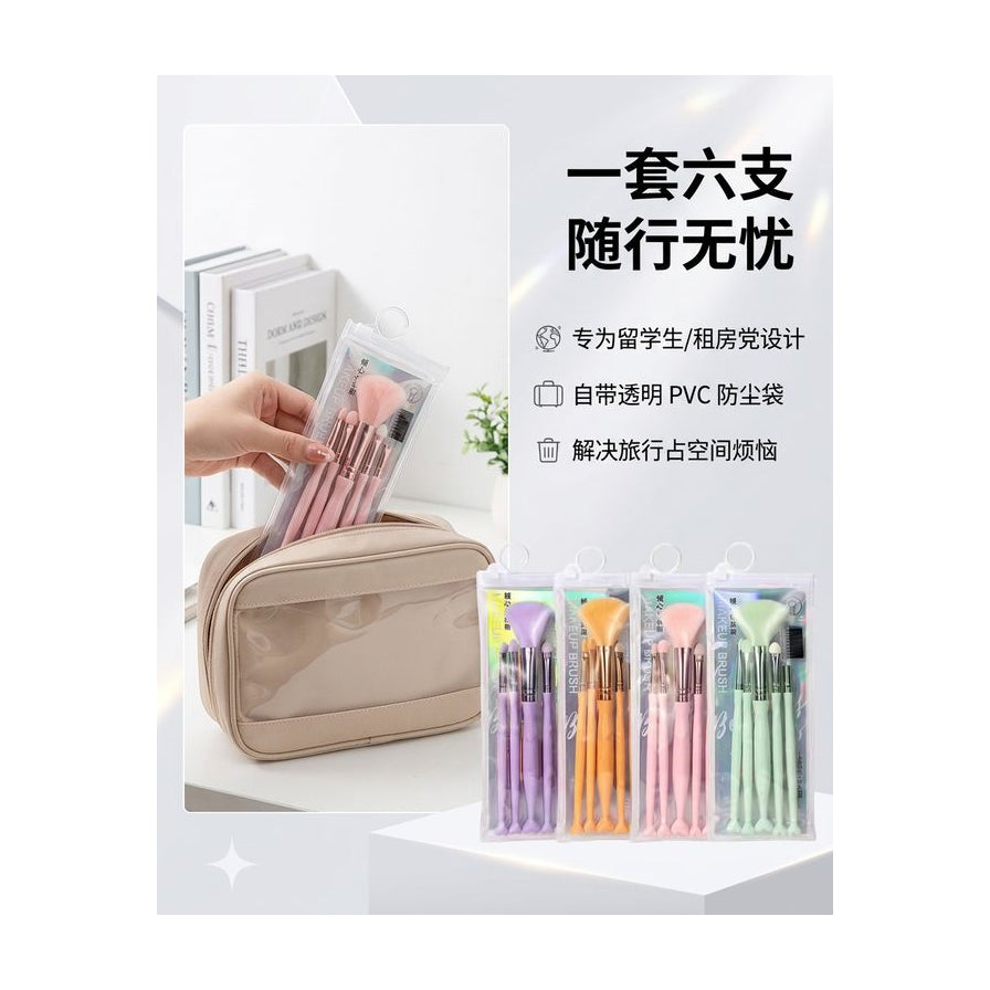 一只手将粉色化妆刷套装放入透明收纳袋的场景图，配有中文卖点说明文字。