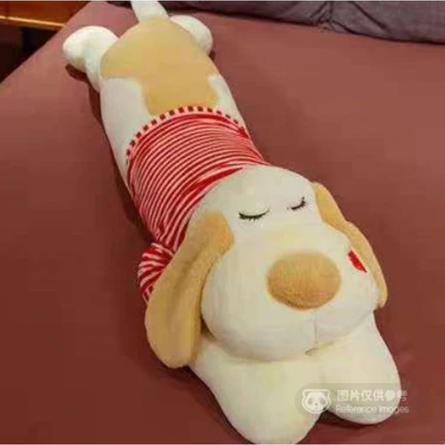 趴趴狗抱枕在床上的近景，右下角带有图片仅供参考的中文水印。