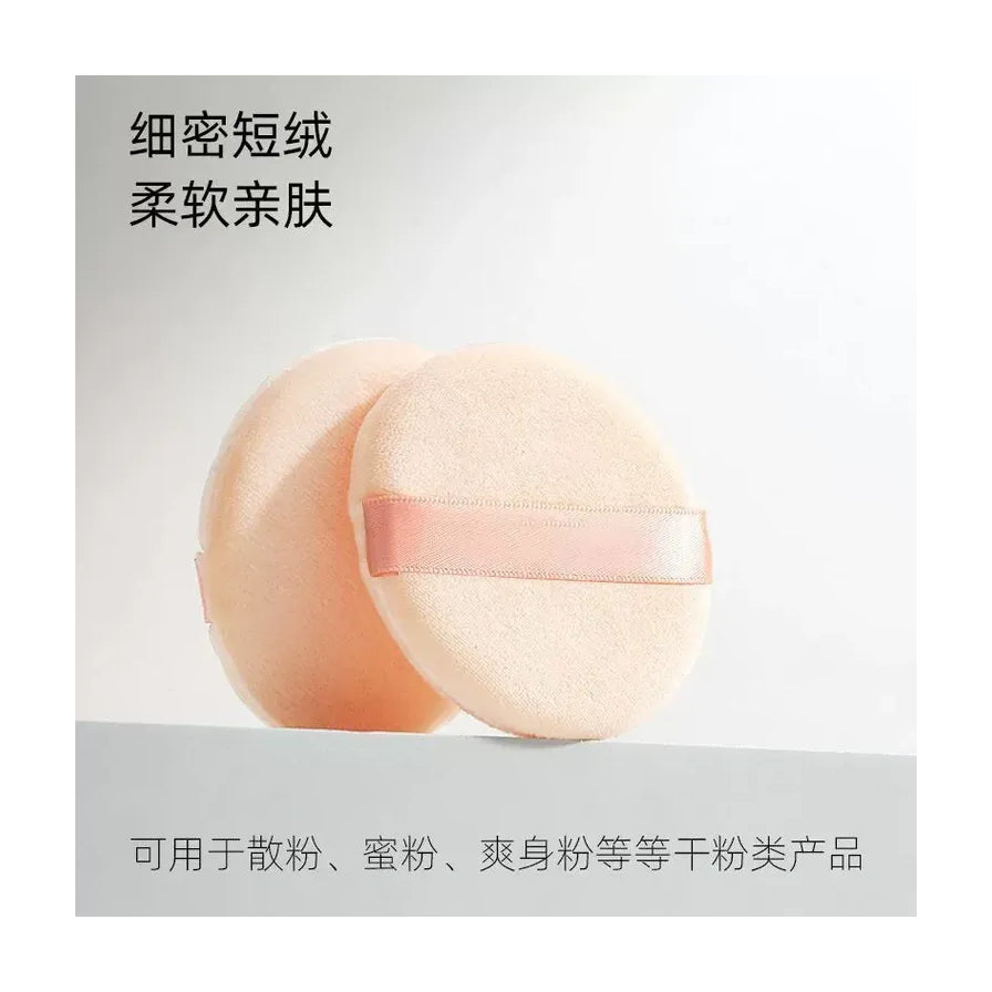 粉扑产品特写图，配有中文文字说明材质细密柔软及适用干粉类产品。