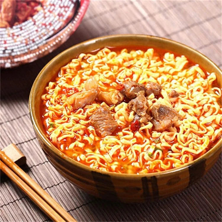 满汉大餐牛肉面商品详情页截图，包含中文卖点说明与产品场景展示。