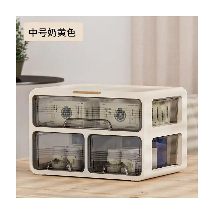 放置在木质桌面上的奶黄色双层收纳盒，左上角标有“中号奶黄色”字样。