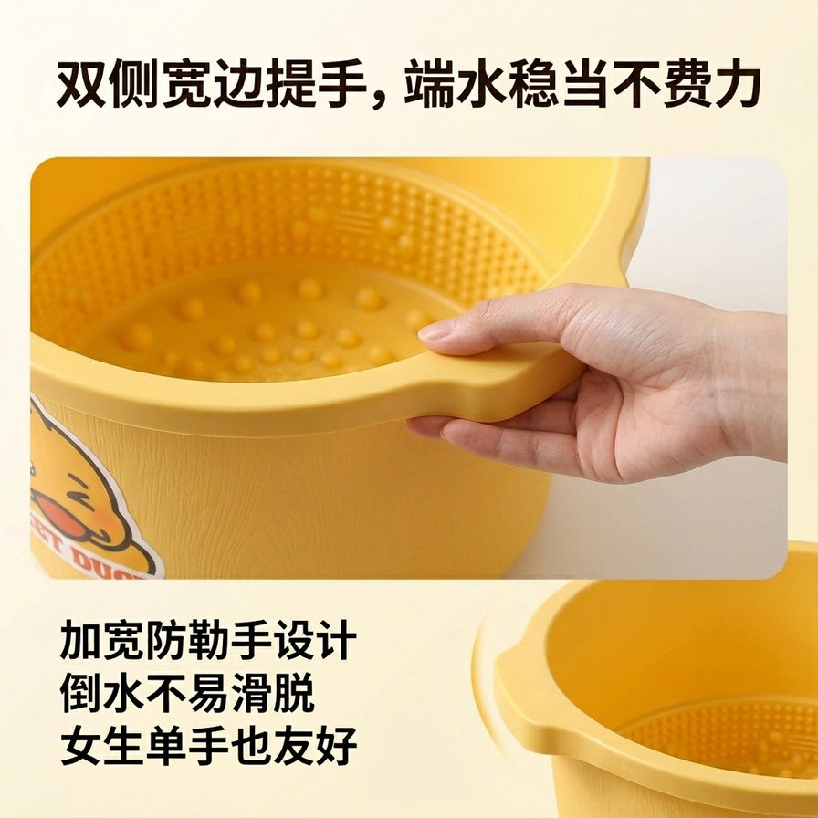 手部握持足浴桶提手特写，配有中文说明文字强调宽边防勒设计。