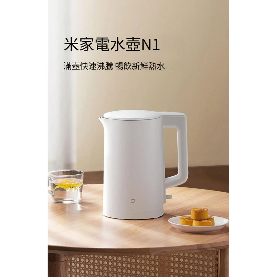 小米米家电水壶 N1 放置在木质桌面上，旁边配有茶杯和点心，上方带有产品名称及快速沸腾的中文宣传语。