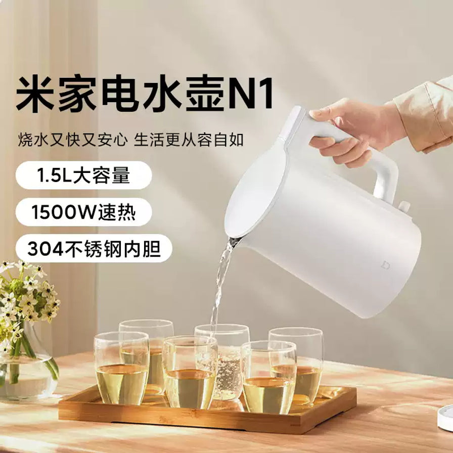 手持小米米家电水壶 N1 正在向玻璃杯中倒水，背景配有 1.5L 大容量、1500W 速热及 304 不锈钢内胆的中文卖点说明。