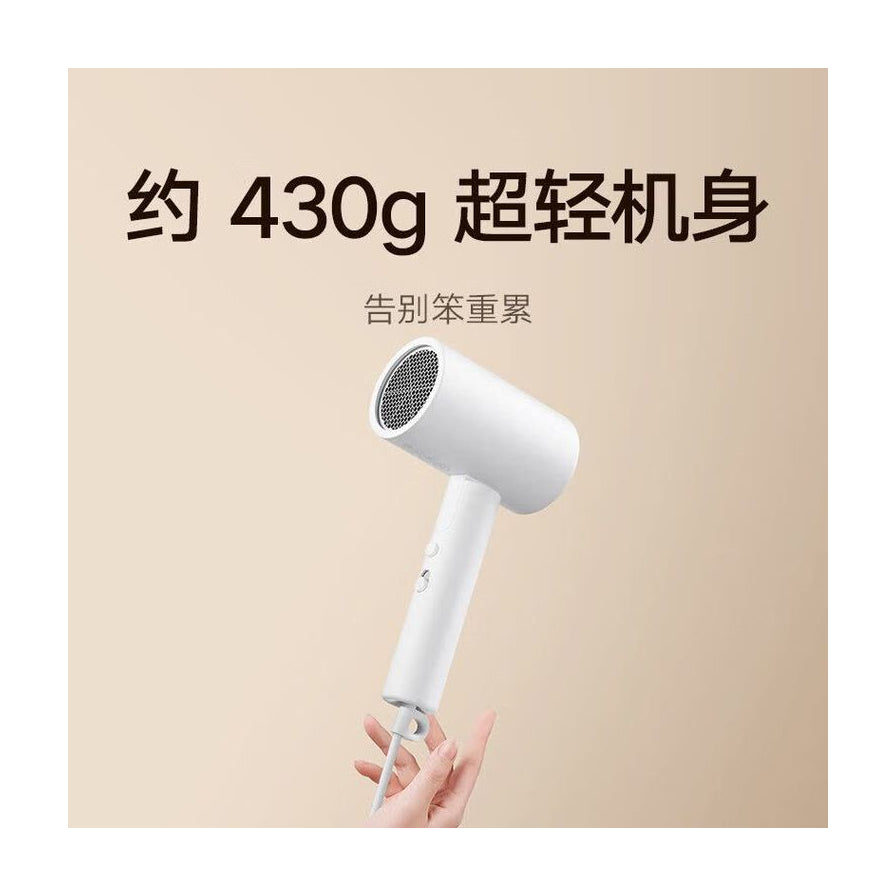 手持白色米家吹风机展示图，背景配有中文文案强调约 430g 超轻机身设计。