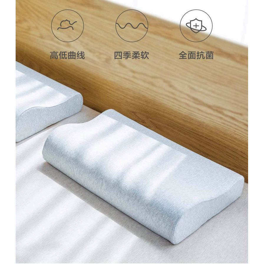 米家记忆枕细节展示，上方配有高低曲线、四季柔软、全面抗菌的图标与中文说明。